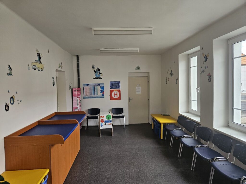 Čekárna s přebalovacími pulty, židlemi a dětskými motivy na stěnách
