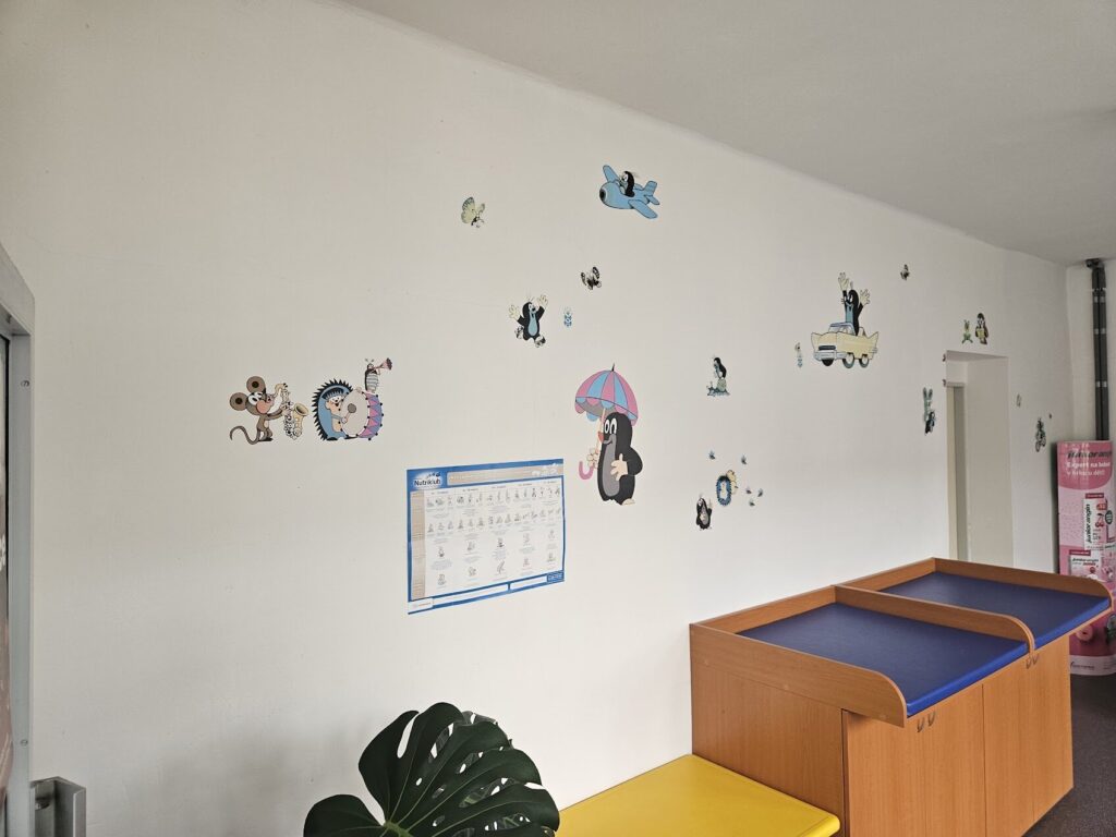 Přebalovací pulty a dětská výzdoba v čekárně